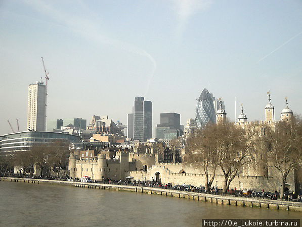 Вид на Тауэр и район Сити с Тауэрского моста Лондон, Великобритания