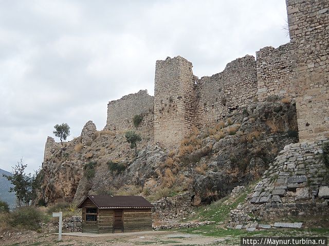 Со стороны входа в крепость внушительные стены создают впечатление мощности и несокрушимости. Милас, Турция