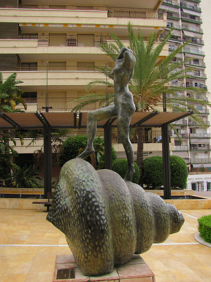 Mujer Desnuda Subiendo La Escalera.
Обнаженная девушка на ракушке. Марбелья, Испания