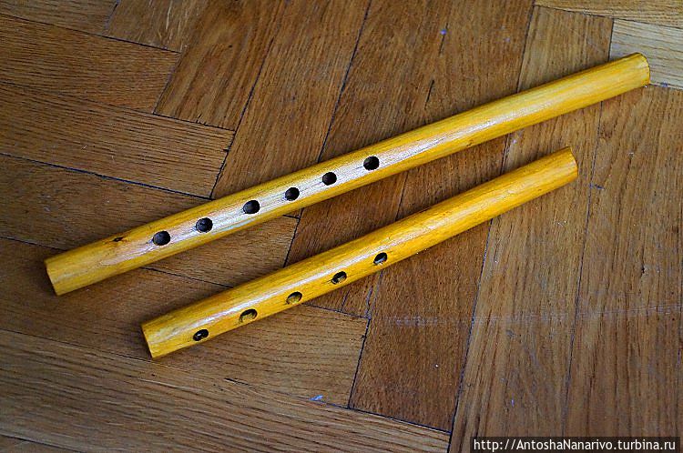 Две гуцульские сопилки. Одна с 6-ю отверстиями, вторая с 5-ю