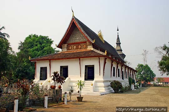 Ват Тхат Луанг. Главный южный вход в Сим. Три двери и три лестницы, ведущие в Сим. Фото из интернета