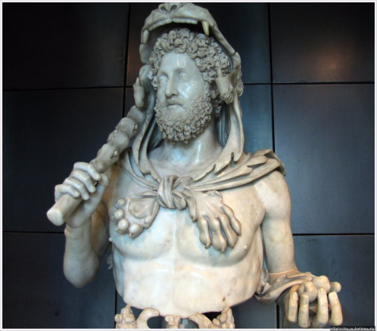 Император Луций Элий Аврелий Коммод в образе Геракла в львинной шкуре Рим, Италия
