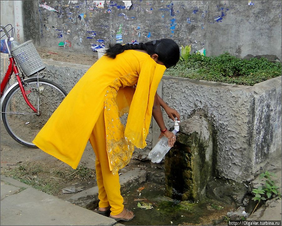 Девушка никогда не выйдет на улицу абы как одета Тринкомали, Шри-Ланка