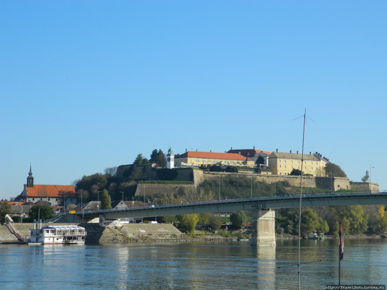 Петровардинская крепость. Вид с противоположной стороны дуная Нови-Сад, Сербия