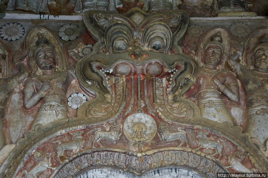 Изображения  над  входными  дверями  из  белого  мрамора.Нижний  храм. Курунегала, Шри-Ланка