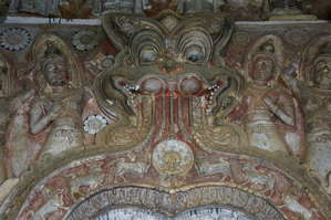 Изображения  над  входными  дверями  из  белого  мрамора.Нижний  храм.