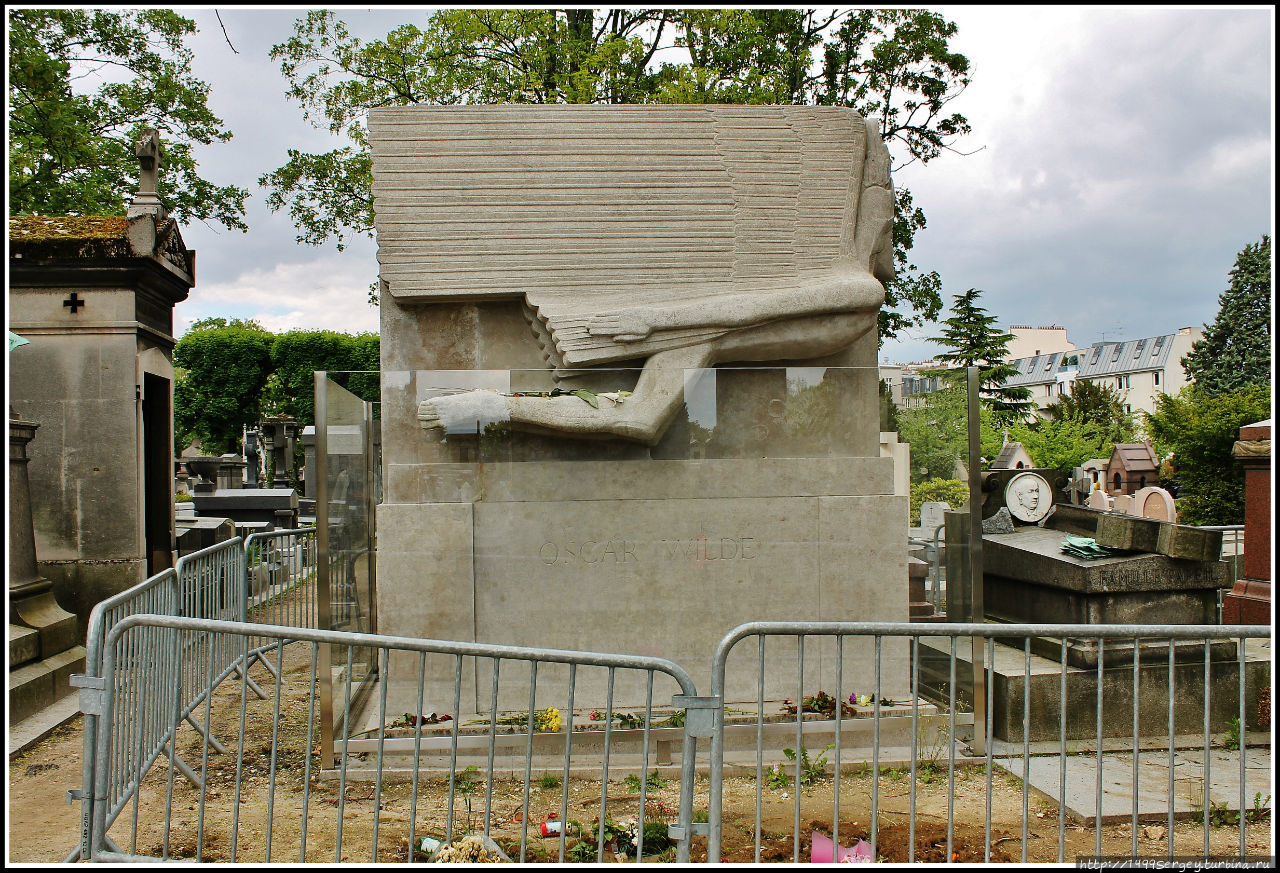 Памятник Оскару Уайльду на кладбище Пер-Лошез Париж, Франция