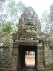 Западные ворота-гопуры с ликами в храме Та Сом