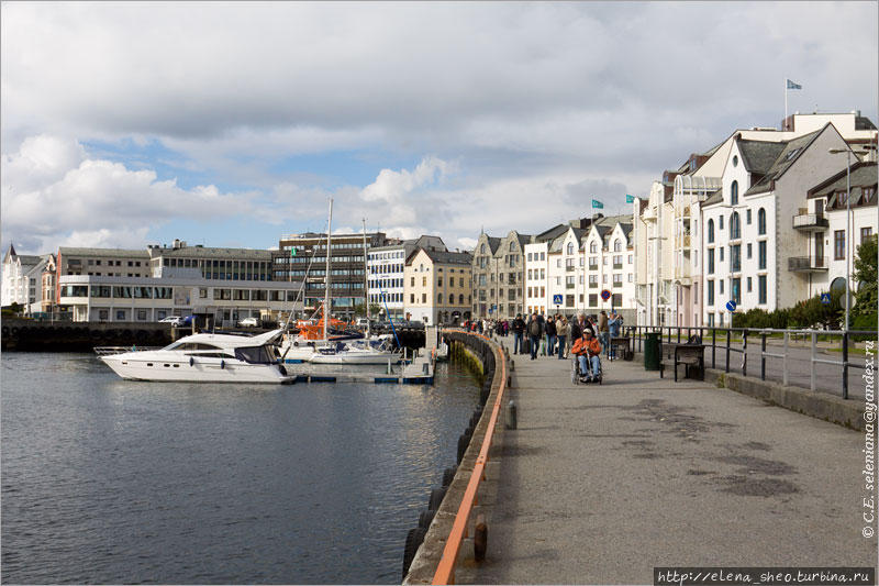41. Вечер, семь часов норвежского времени. Погода разгулялась, дождь перестал, выглянуло солнце. И вид у набережной стал самый обыкновенный. Олесунн, Норвегия