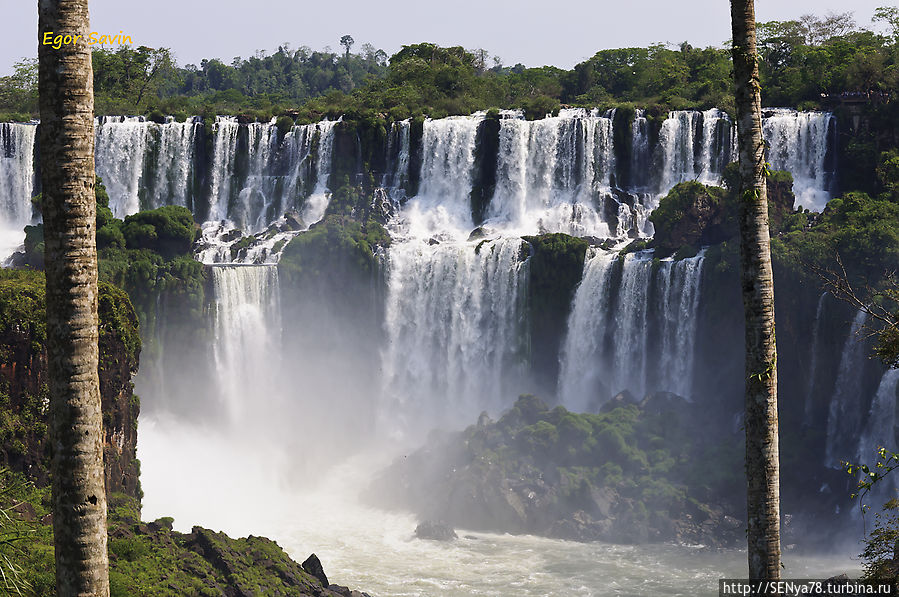 Водопады Игуасу — на аргентинской стороне Пуэрто-Игуасу, Аргентина