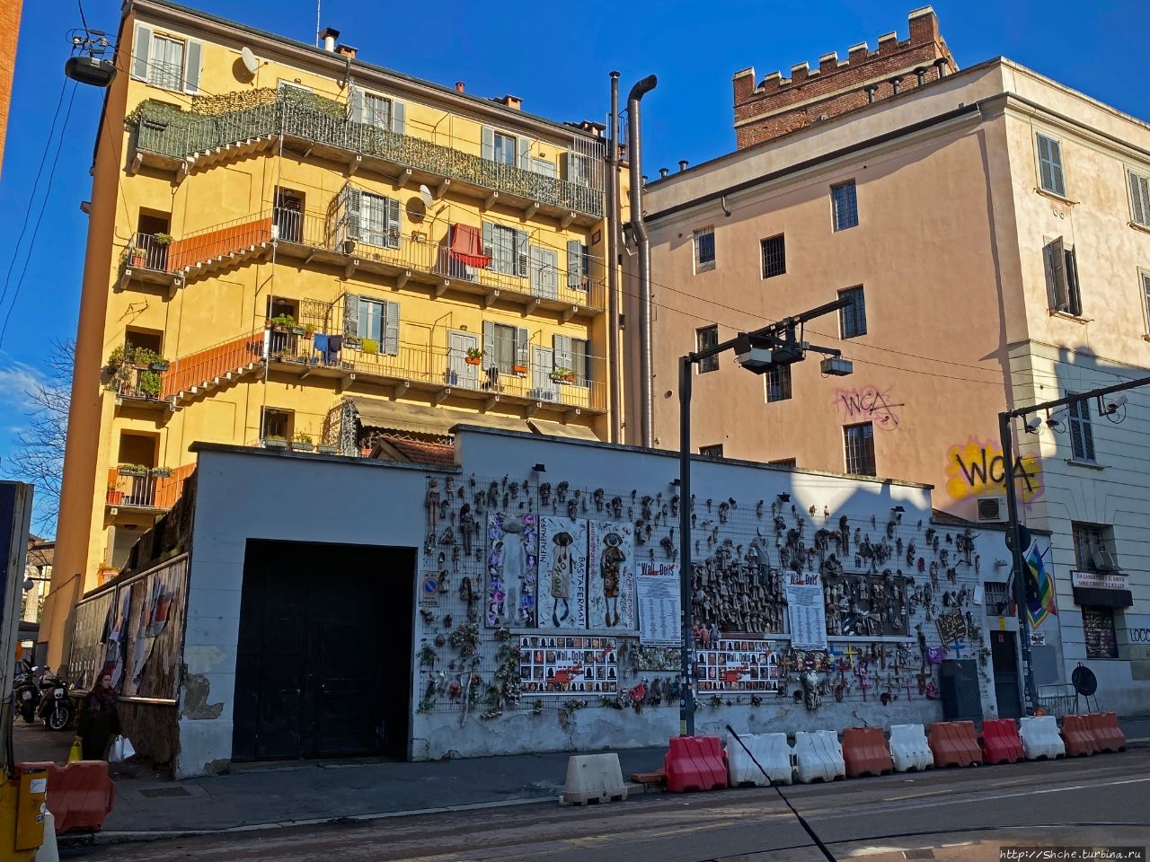 Стена кукол Милан, Италия