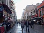 Улица Фетих —  бея. Улица пешеходная , очень оживленная , со множеством магазинчиков и ресторанов. Не пустует ни днем, ни ночью.