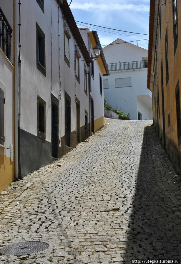 Крутой подъём единственной улицы в Алвару. Каштелу-Бранку, Португалия