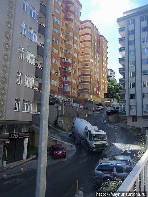 Улицы в городе извилистые и  крутые. Ризе, Турция
