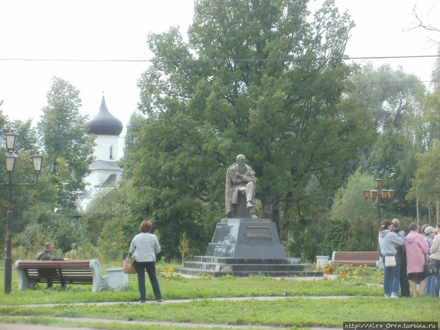 Памятник Достоевскому на углу улиц Сварога и Красных Командиров. Старая Русса, Россия