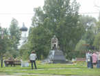 Памятник Достоевскому на углу улиц Сварога и Красных Командиров.