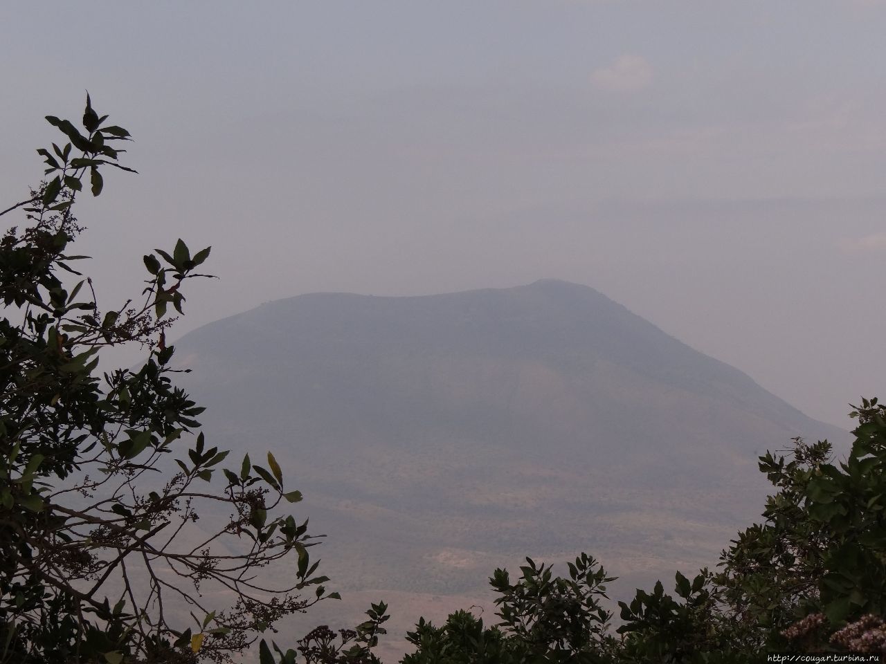 Вышли из машины. Справа — вулкан Керимаси. Нгоронгоро (заповедник в кратере вулкана), Танзания