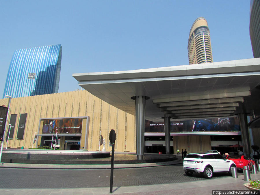 выйти с площади можно любо через Дубаи-Молл, либо через подземную парковку этого отеля — вот так все запутанно в Дубаи...