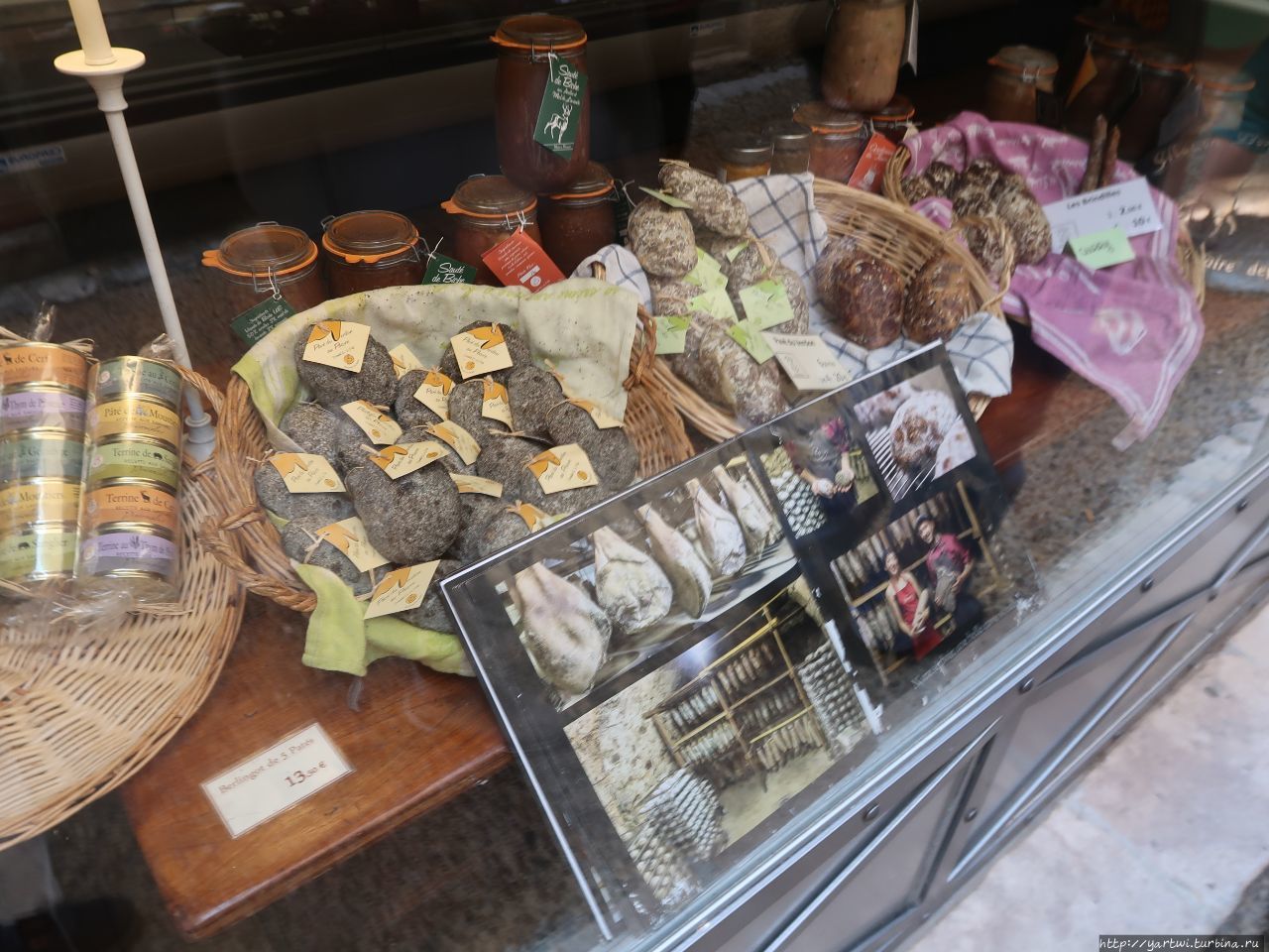 Местные лавки забиты не только фаянсом, пахучими мешочками, но и продовольствием местных производителей. Мустье-Сент-Мари, Франция