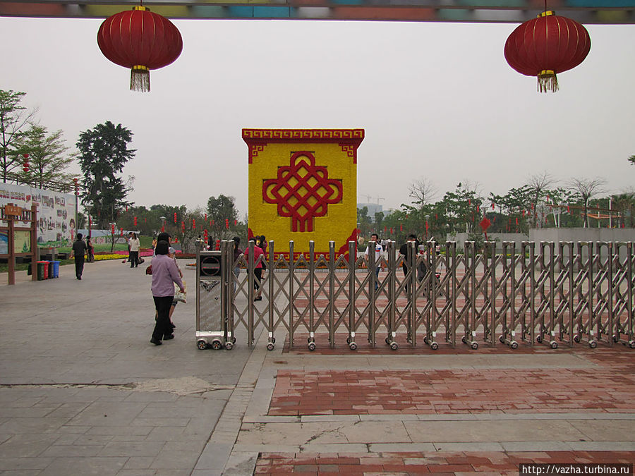 На входе в парк Гуанчжоу, Китай