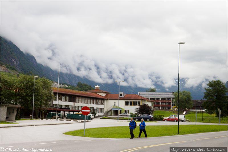 10. Выехали из Стрюна. Вот ещё один образчик норвежских облаков — они спускаются с горы этакими кокетливыми завитушками-кудряшками. Стрюн, Норвегия