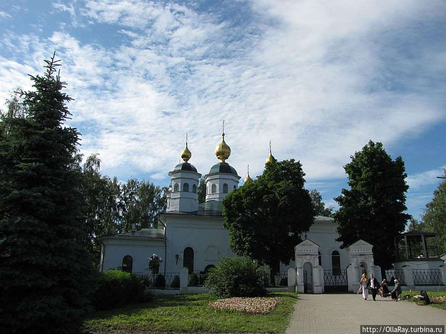 Воскресенский собор (1776 г). Самое старое каменное строение Череповца. Единственная монастырская постройка, сохранившаяся до наших дней. Стоит в древнейшей части города при слиянии рек Шексны и Ягорбы. Череповец, Россия