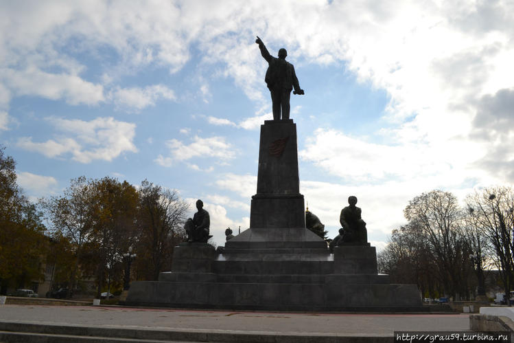 Современный памятник Лени