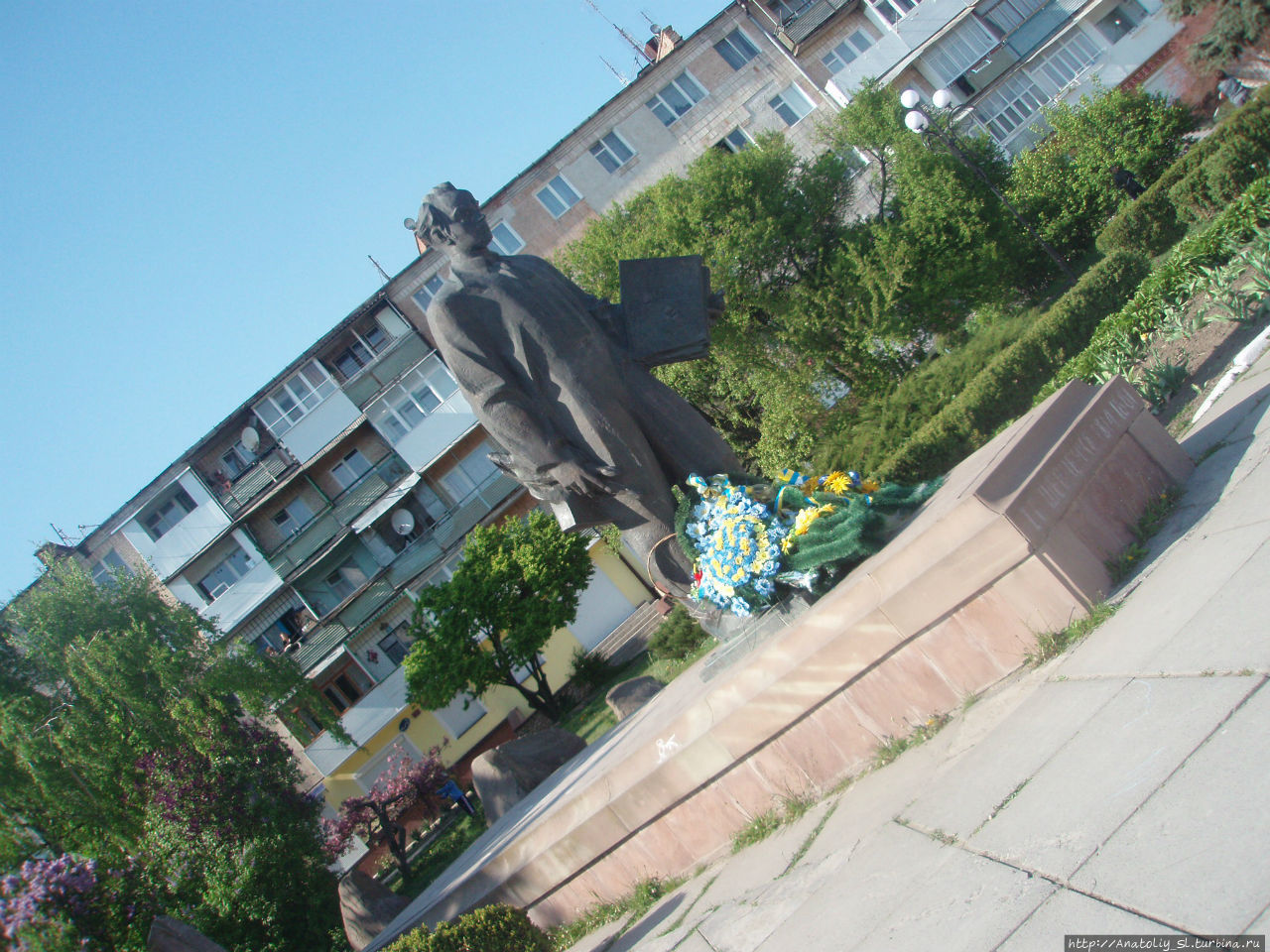 На площади перед ратушей установлен памятник Тараса Шевченко. Чортков, Украина