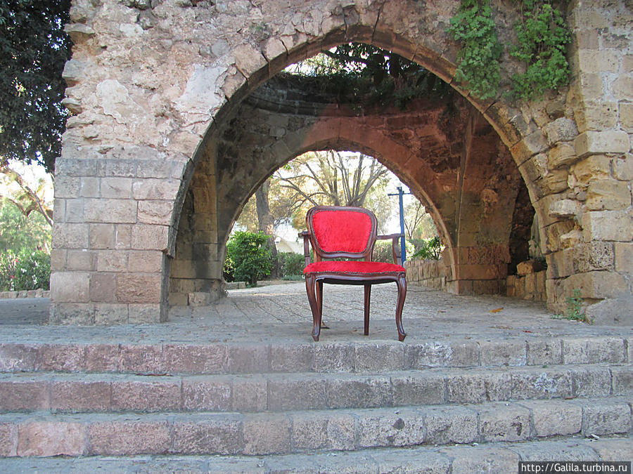 Кресло ждёт короля или принцессу. Яффо, Израиль