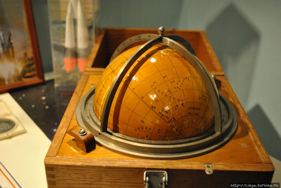 13 таких глобусов было создано в обсерватории Энгельгардта для первых космонавтов на случай отказа бортовой техники на борту космического корабля. Татарстан, Россия