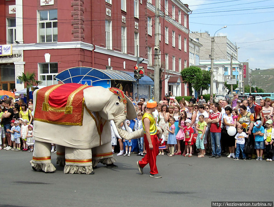 По улицам слона водили. Наверное, представители индийской общины города.