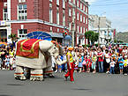 По улицам слона водили. Наверное, представители индийской общины города.
