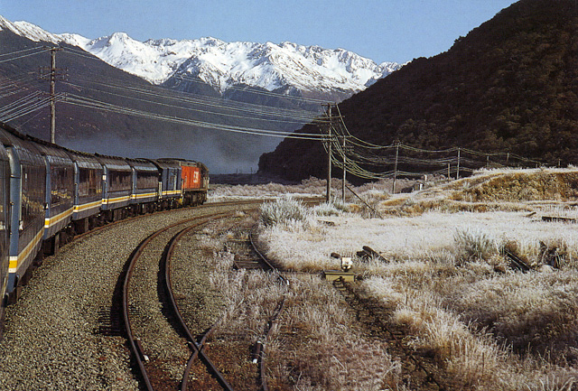 Поезд TranzAlpine идет через Южные Альпы Греймаус, Новая Зеландия