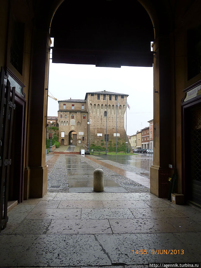 Из портика Павильона башни Рокко д' Эсте смотрятся особенно величественно