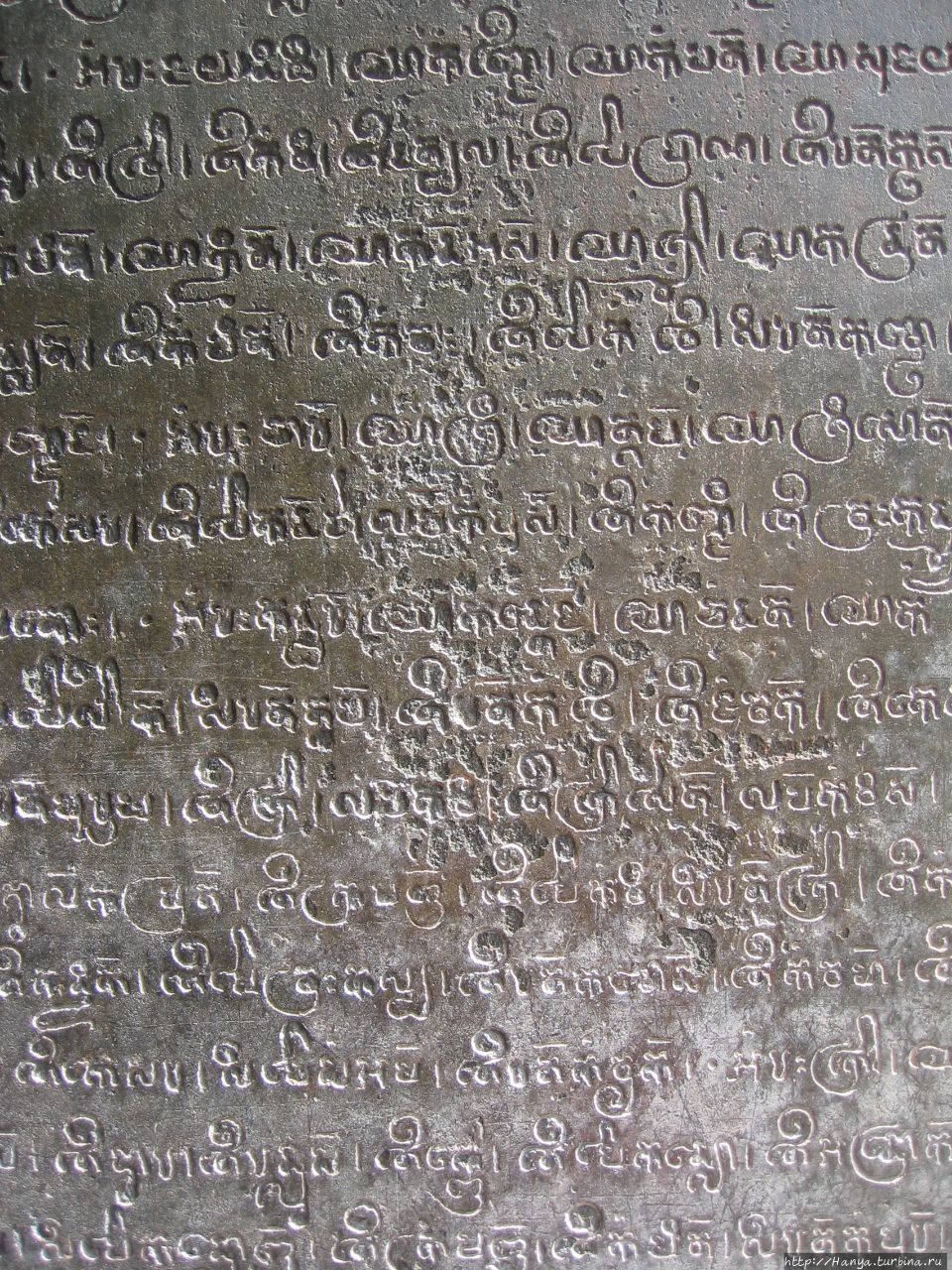 Стела, найденная в прасате Лолей Стела, найденная в прасате Лолей