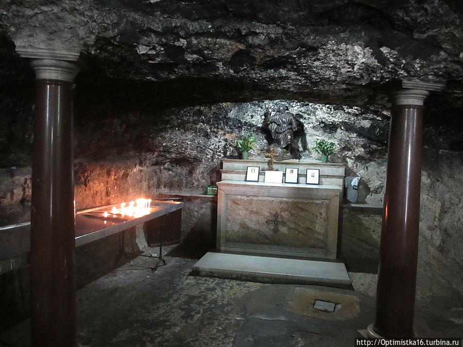 В церкви Стелла Марис есть пещера, которую христианская традиция приписывает Илье пророку, точнее тому, что именно в ней он пребывал.