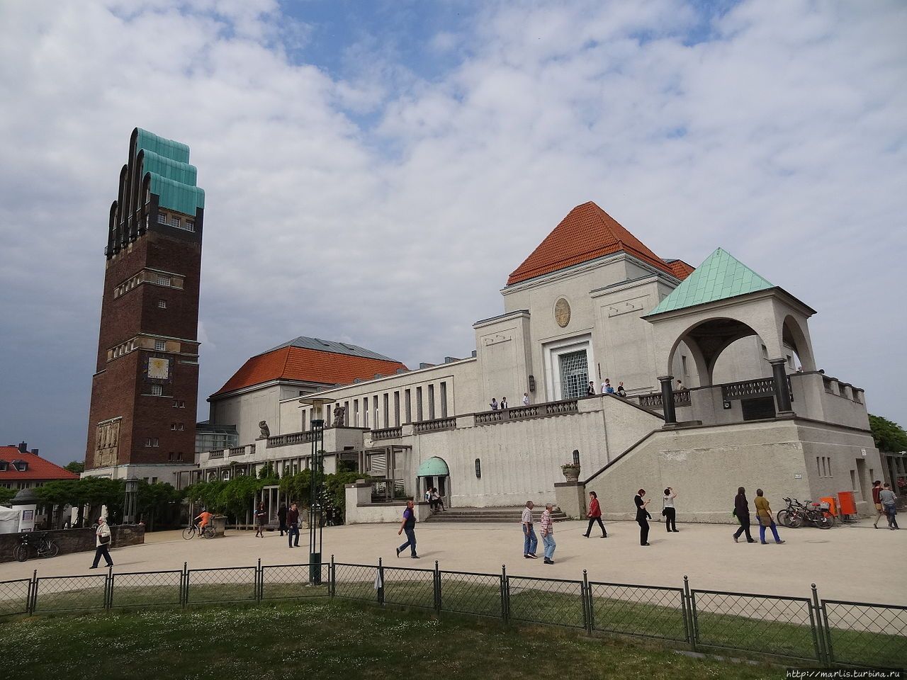 Последняя работа Ольбриха в Дармштадте — Выставочный зал и Свадебная башня (1907–1908). Крыша башни имеет форму руки, десница Божия, охраняющая Дармштадт  (фото из Интернета) Дармштадт, Германия