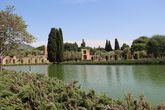 Небольшое озеро расположено в центре огромной прямоугольной площади (Pecile), размером 232 х 97 метров. Существует предположение, что на месте озера мог быть и древнегреческий стадион.