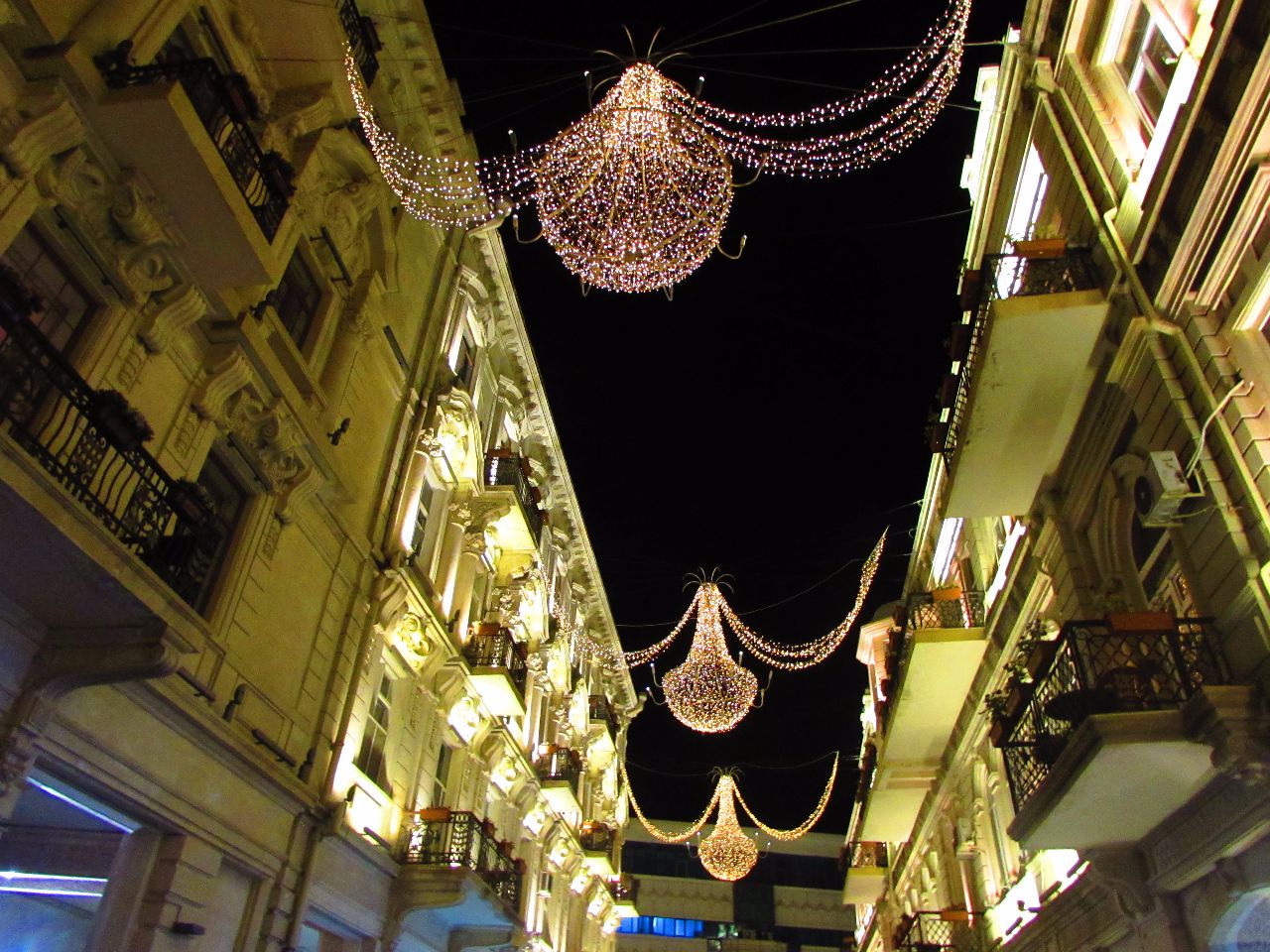 Прогулка по улицам ночного Баку Баку, Азербайджан