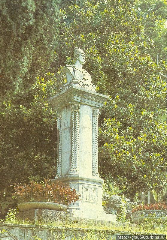 Остатки памятника Шоте Руставели Гагра, Абхазия