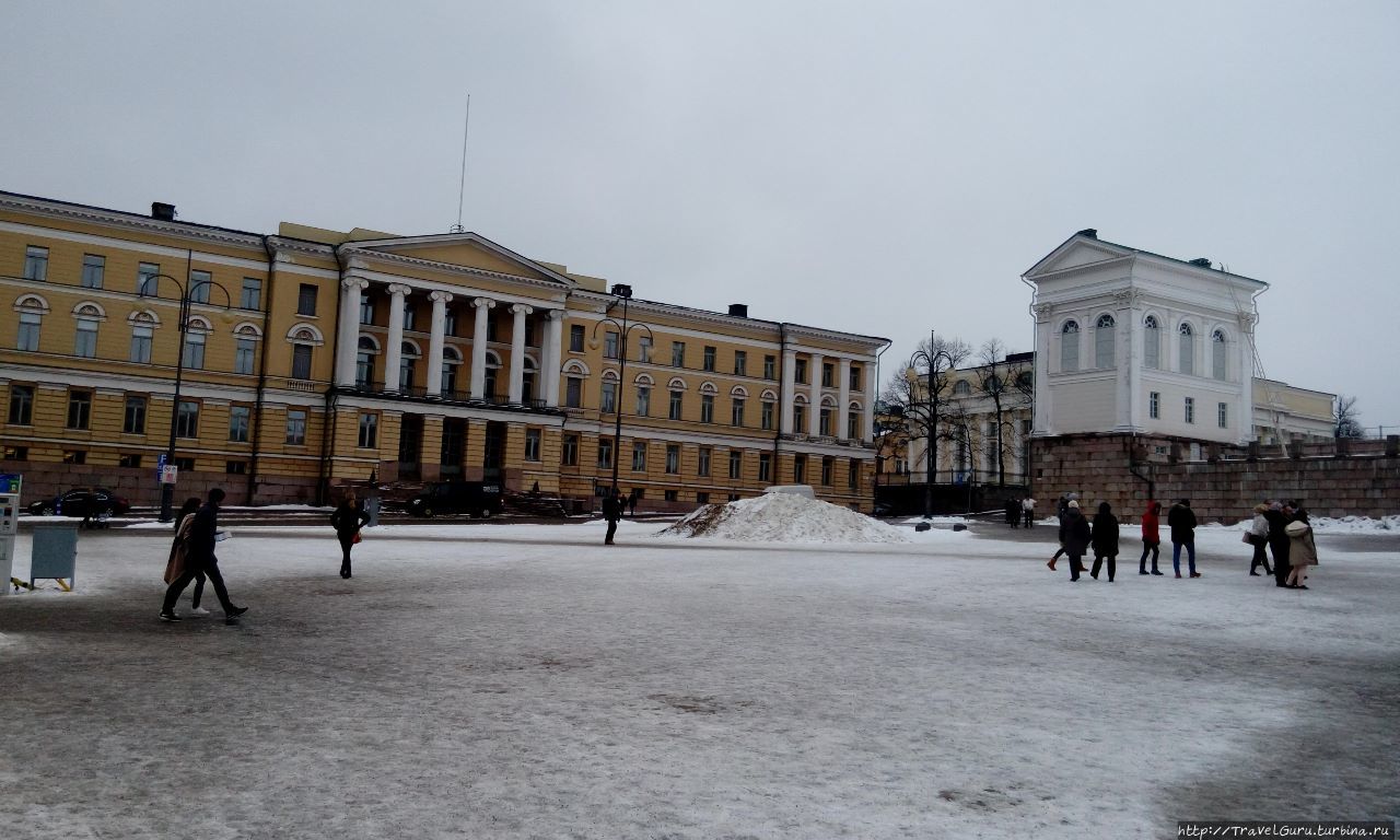 Университет Хельсинки слева от собора (если стоять лицом к нему) Хельсинки, Финляндия
