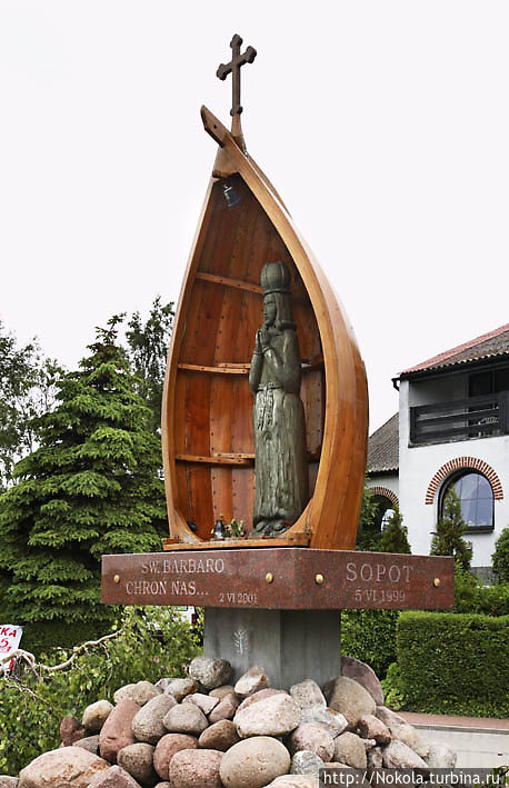 Часовня Св. Барбары. Традиционно жители Хеля строят часовни, используя для этого носы лодок. Поморское воеводство, Польша