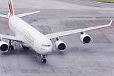 Самолёт авиакомпании Эмираты. В прошлый раз нам было запрещено его фотографировать. Огромный эаробус А340