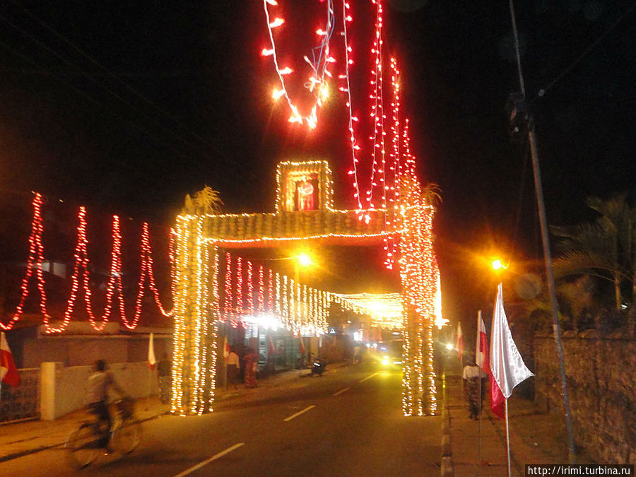 Для фестиваля город украсили гирляндами Шри-Ланка