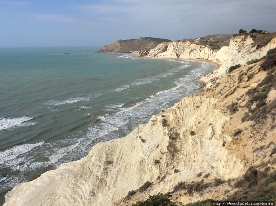 Мраморный  белый утёс и синее море (февраль) Агридженто, Италия