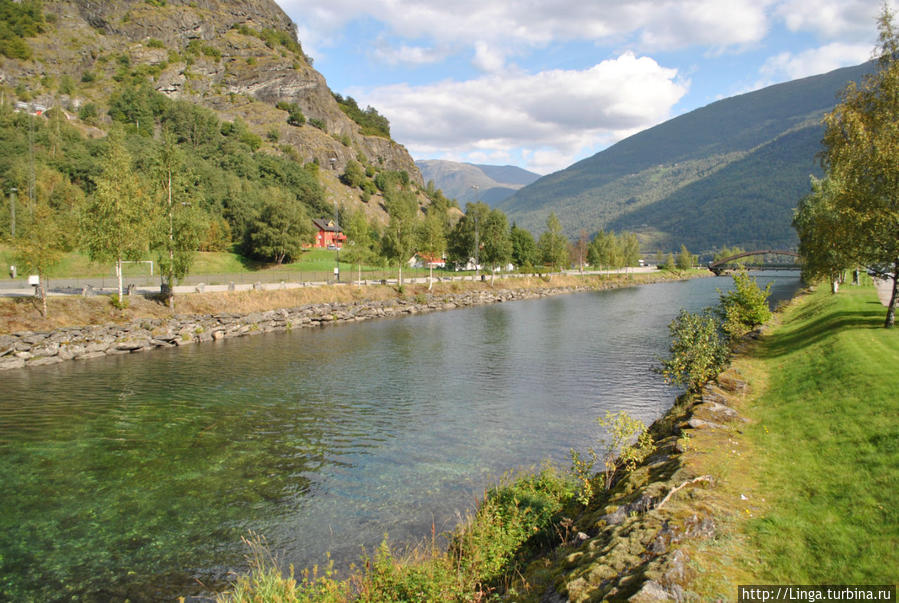 По дороге в  хостел: по мосту через речку Флом, Норвегия
