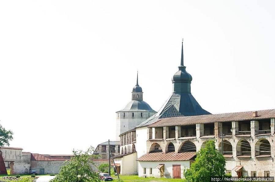 На территории монастыря — Косая и Белозерская башни.