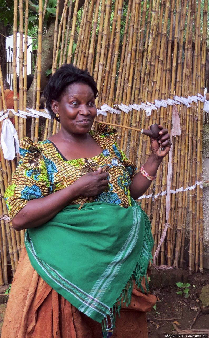 Трубку курит 