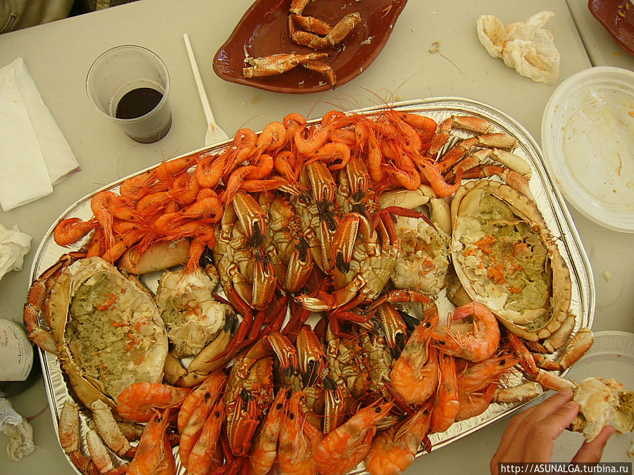 В очаровательном приморском городке Льянес гости могут отдохнуть на пляже или отведать блюда из морепродуктов на обед.