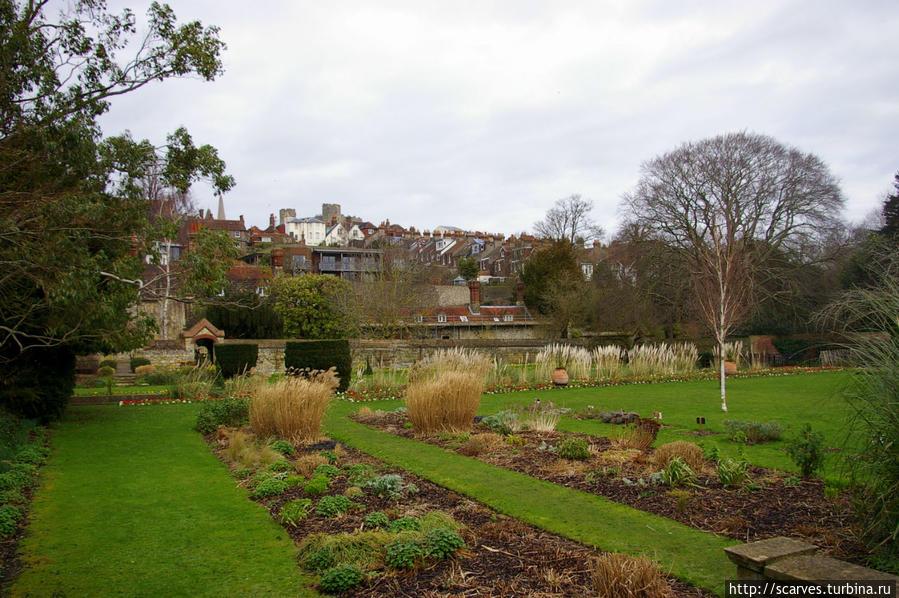 А напротив очень красивый сад Льюис, Великобритания